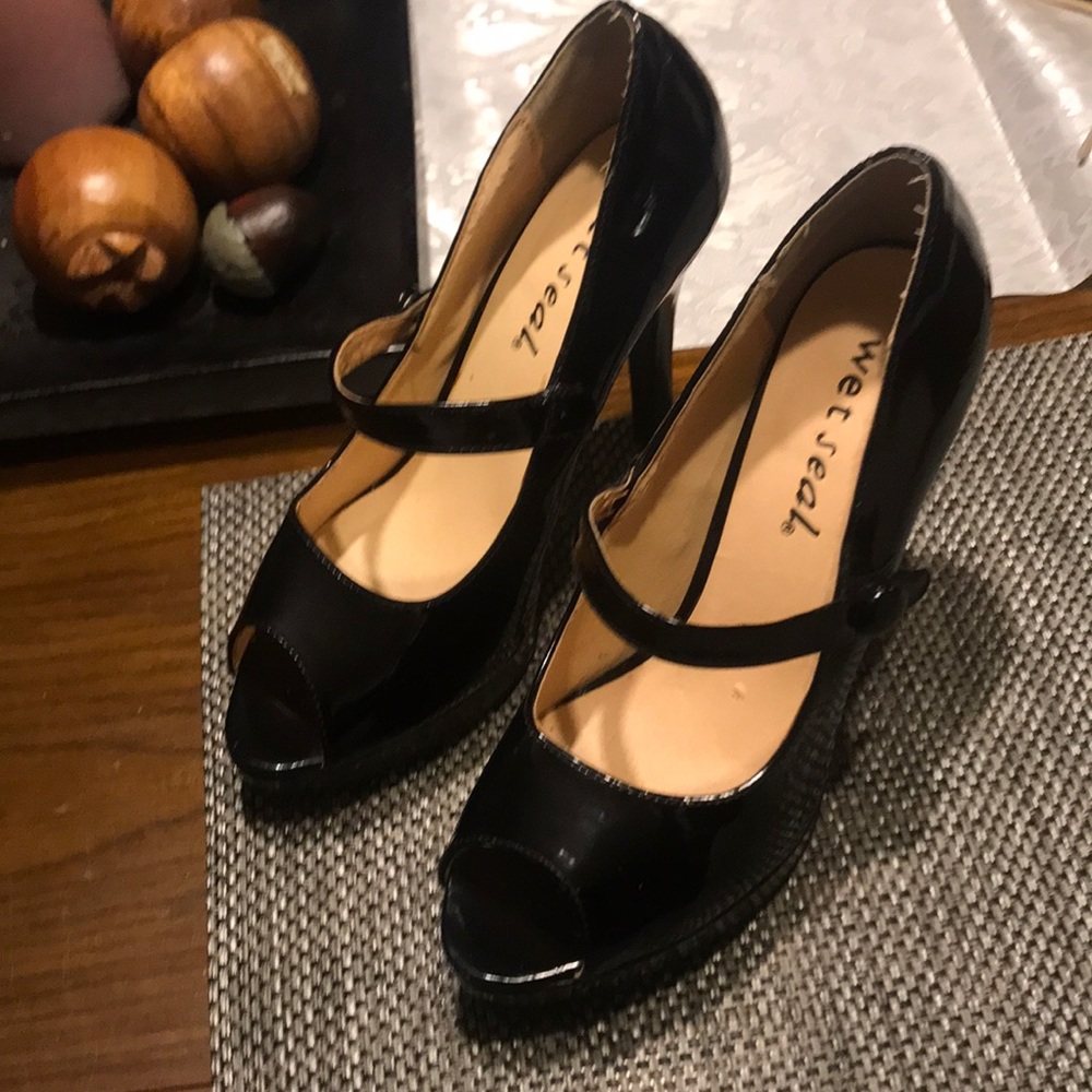 Heels - Picture 2 of 3